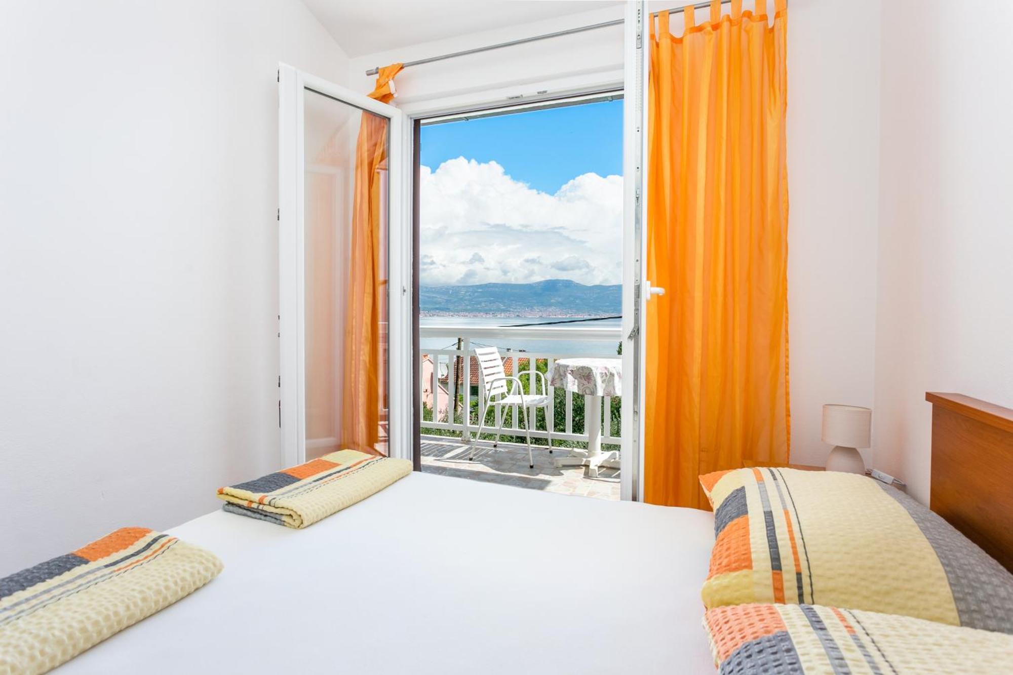 Apartments By The Sea Slatine, Ciovo - 6000 Bilik gambar